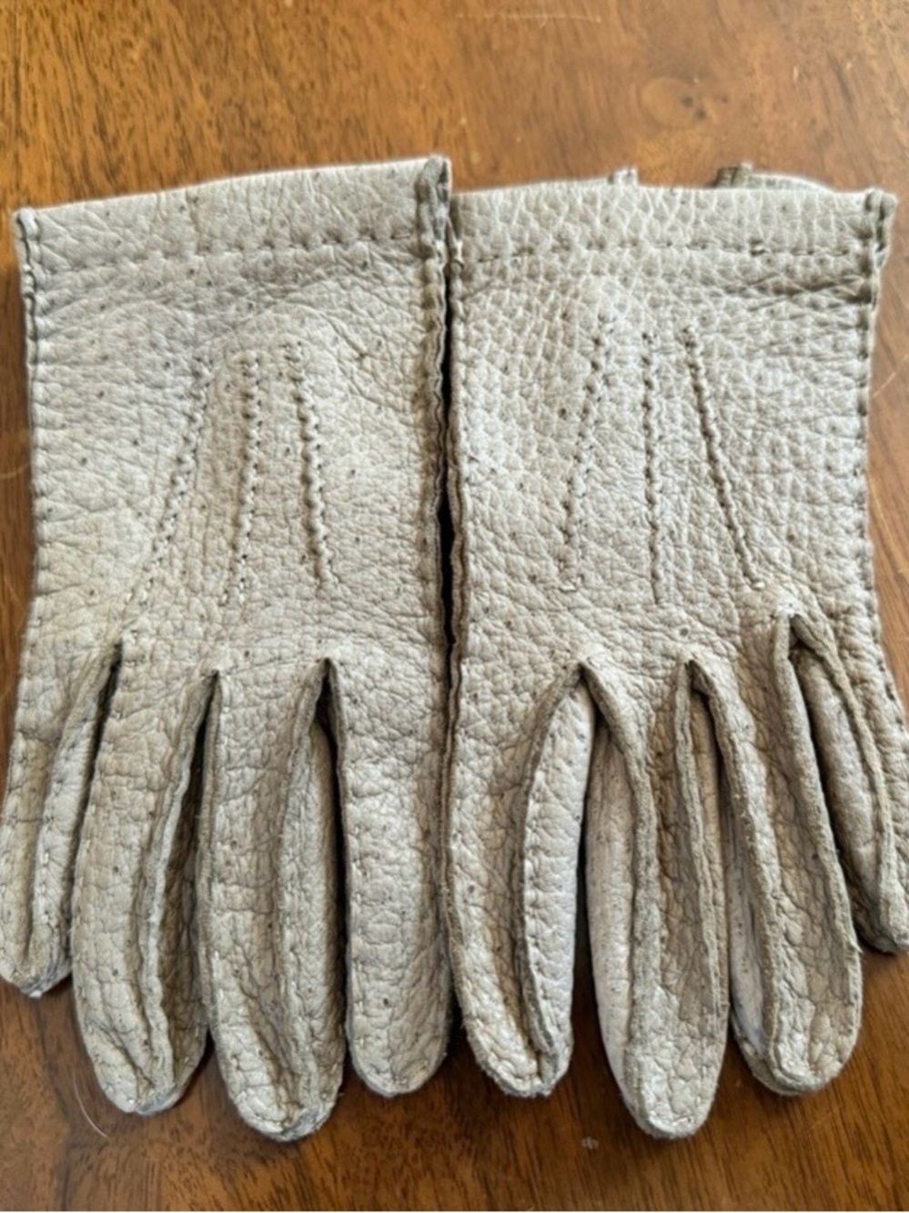Classic Women's Leather Gloves in Light Gray